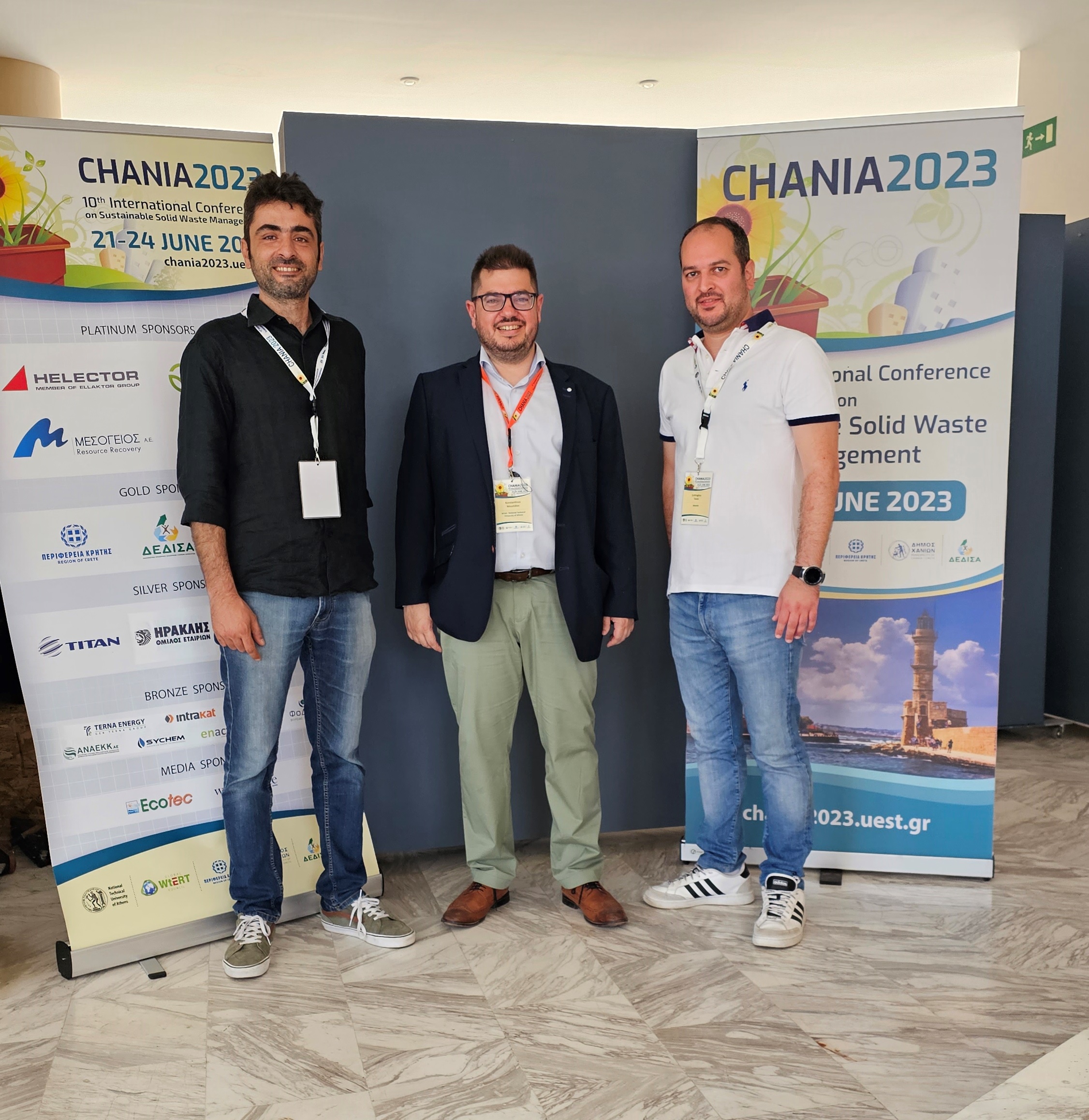 Ο Πρόεδρος της Οργανωτικής Επιτροπής του Συνεδρίου και Γενικός Γραμματέας της ΕΕΔΣΑ Δρ. Κ. Μουστάκας και στελέχη της ΑΝΑΕΚΚ